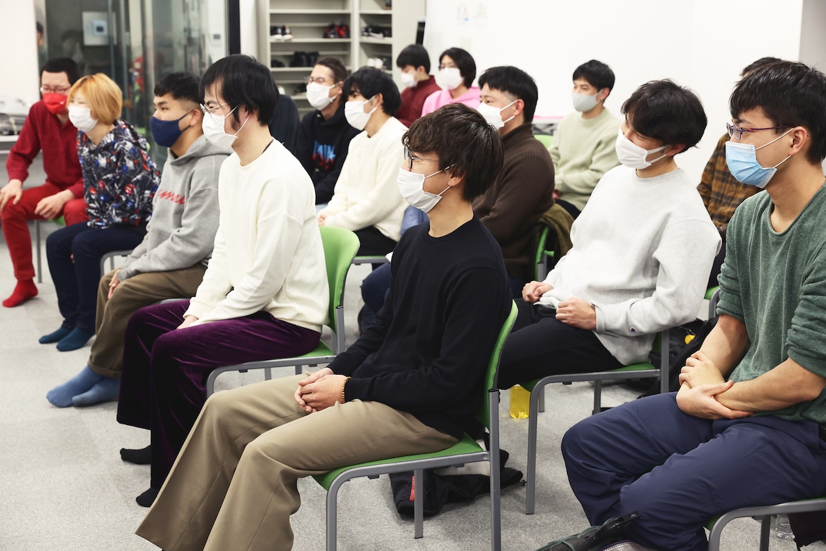 ウエストランドの話に耳を傾ける現役生たち。