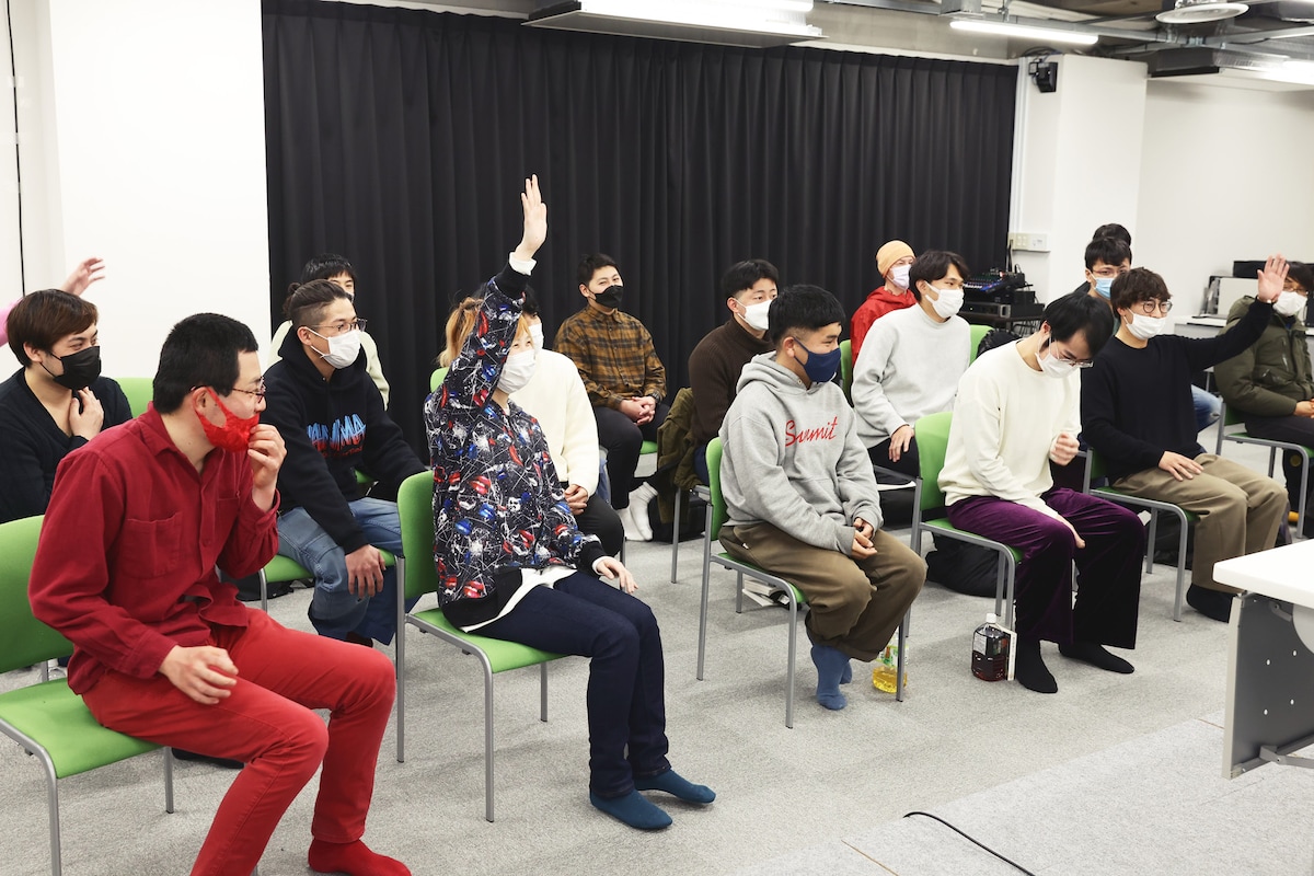 積極的に質問する現役生たち。