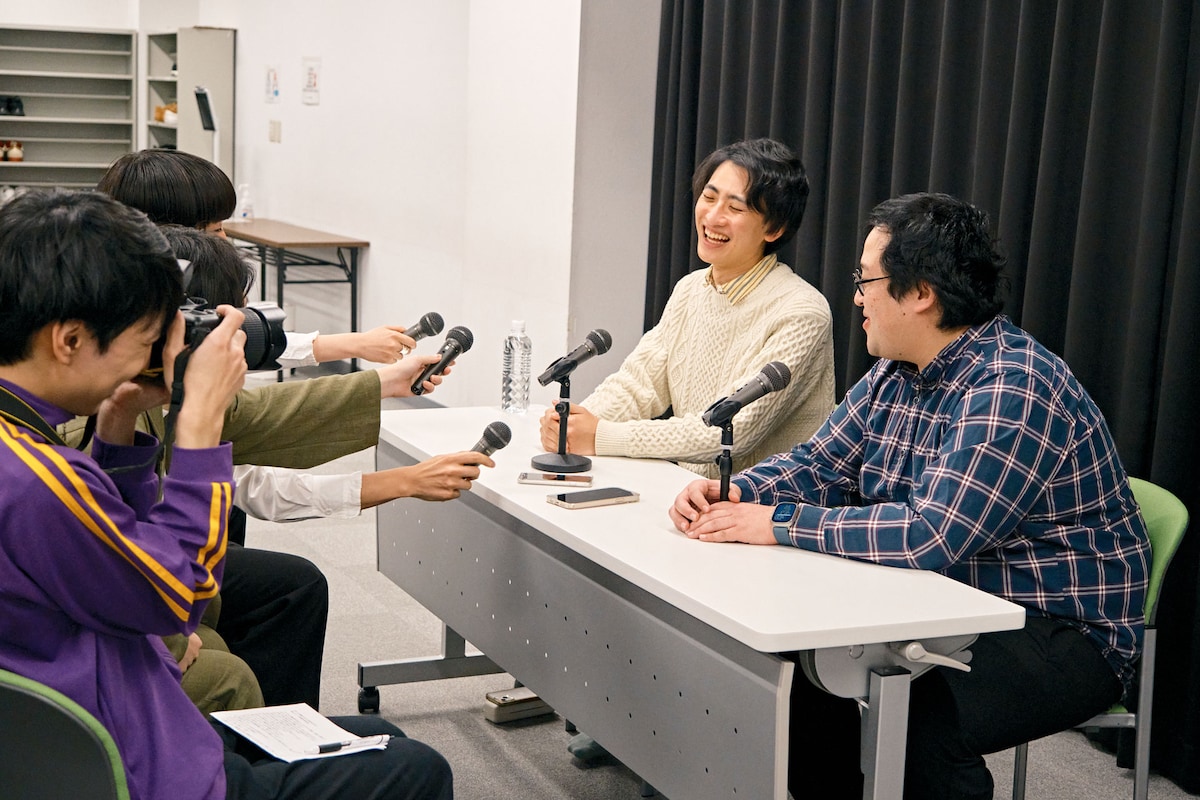 春とヒコーキ緊急記者会見の様子。