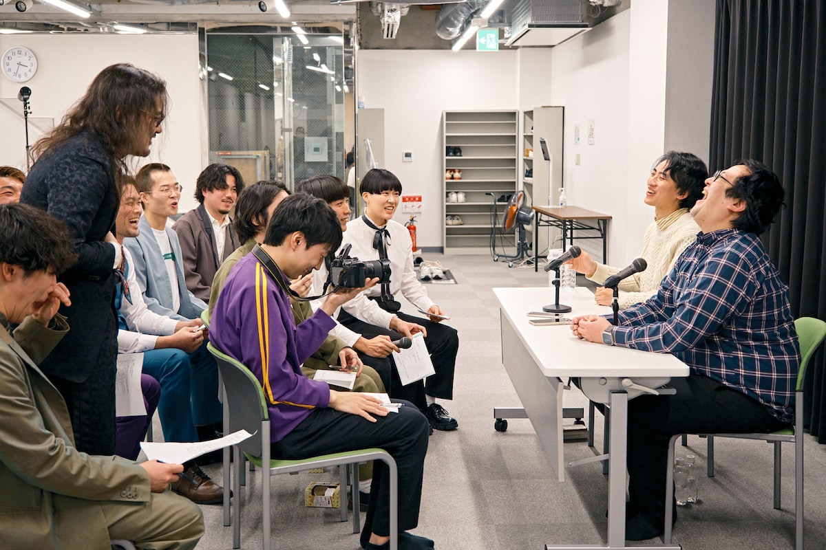 春とヒコーキ緊急記者会見の様子。