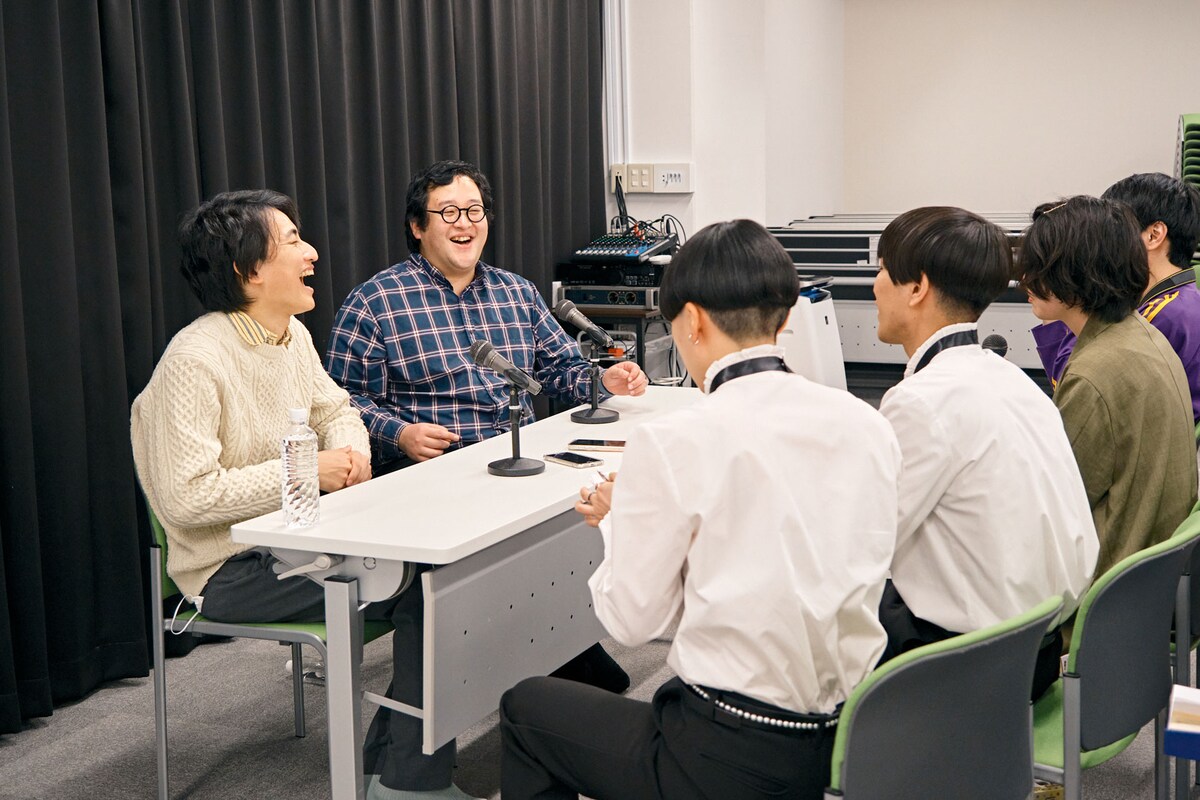 春とヒコーキ緊急記者会見の様子。