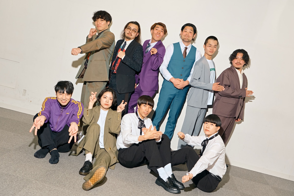 記者役を務めてくれたタイタンの学校6期生。写真後列左から、レーズンダイナマイト（左：翼丸、右：しょうちゃん）、グコウケン2（左：藪男、右：関）、ロビィ（左：齋藤竜也、右：岡田直樹）。写真前列左から、ミシンガサ（左：今史明、右：ノギ尾）、上海おこめワールド（左：山下岡本、右：杏仁）。