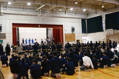盛り上がるつくば市立吾妻中学校の生徒たち。