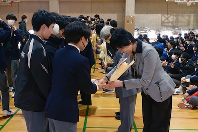 つくば市立吾妻中学校で行われた「9年生を送る会」の様子。