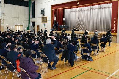 つくば市立吾妻中学校で行われた「9年生を送る会」の様子。