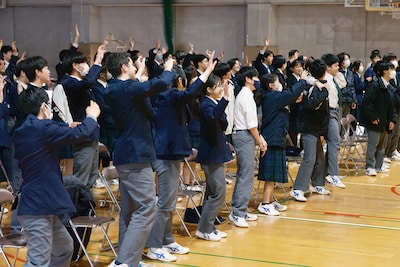 盛り上がるつくば市立吾妻中学校の生徒たち。