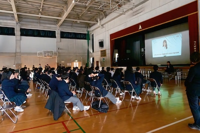 有村架純からのメッセージ映像上映中の様子。