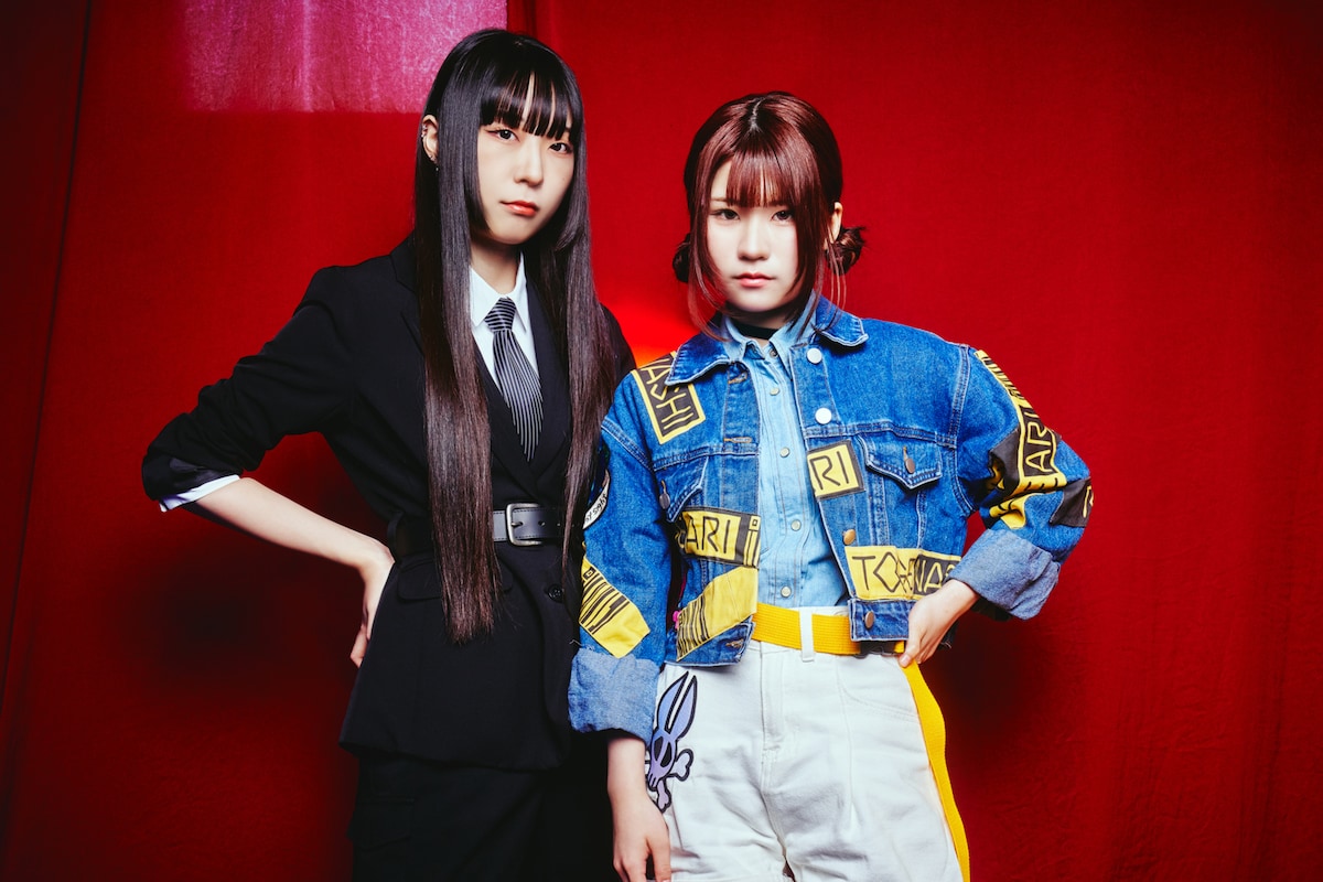 左から夕莉(G)、理名(Vo)。