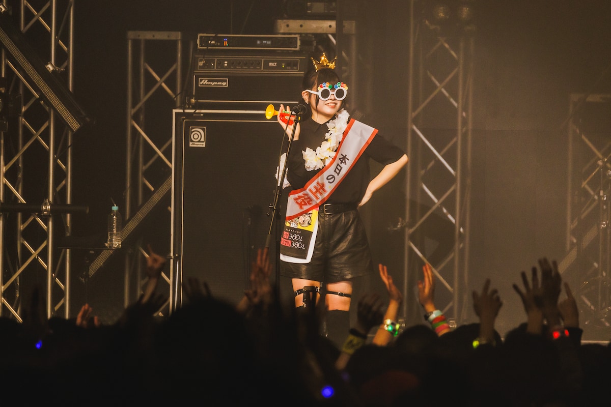 「トゲナシトゲアリ 4th ONE-MAN LIVE “協奏の響”」のステージに立つ朱李（B）。（撮影：冨田味我）