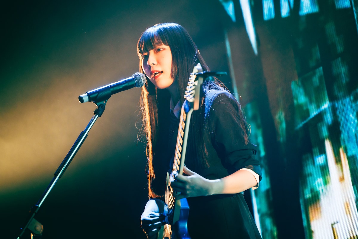 「トゲナシトゲアリ 2nd ONE-MAN LIVE 凛音の理」のステージに立つ夕莉（G）。（撮影：冨田味我）