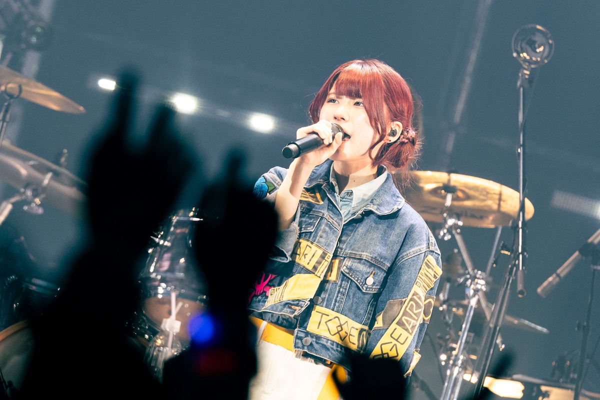 「トゲナシトゲアリ 3rd ONE-MAN LIVE “咆哮の奏”」の理名（Vo）。（撮影：キセキミチコ）