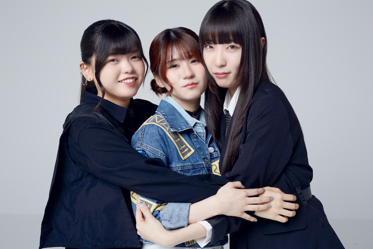 左から朱李（B）、理名（Vo）、夕莉（G）
