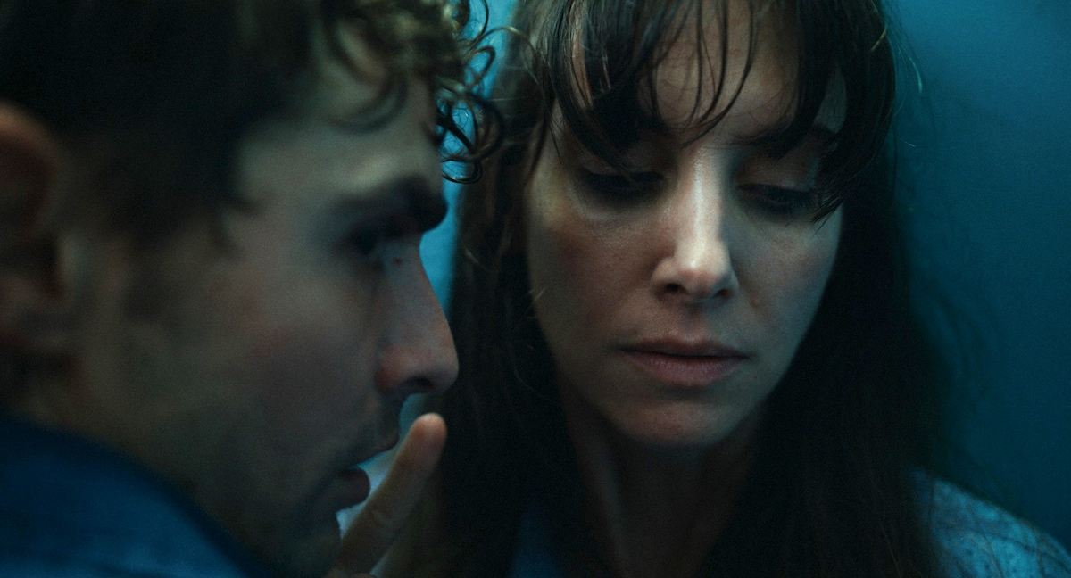 「トゥギャザー」場面写真。ミュージシャン志望のティム（左）を「グランド・イリュージョン」のデイヴ・フランコ、小学校教師ミリー（右）を「プロミシング・ヤング・ウーマン」のアリソン・ブリーが演じた