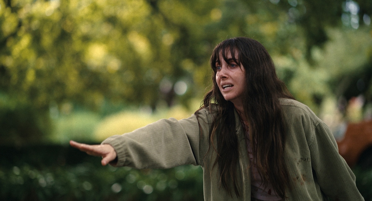 「トゥギャザー」より、アリソン・ブリー演じるミリー