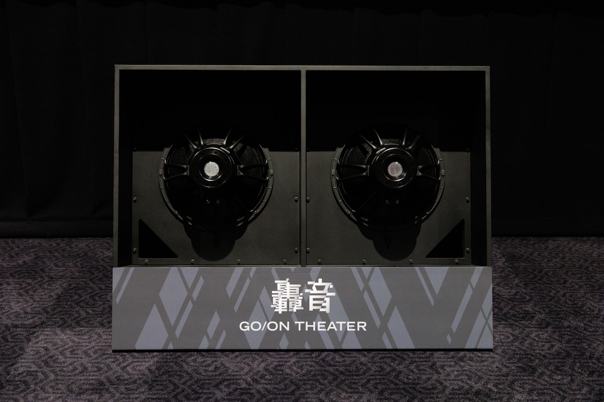 轟音シアター内の前方にはむき出しで設置されたスピーカーが。ユニットを向かい合わせて駆動するアイソバリックサブウーハーとの連動により、体が震えるほどの重低音を体感できる