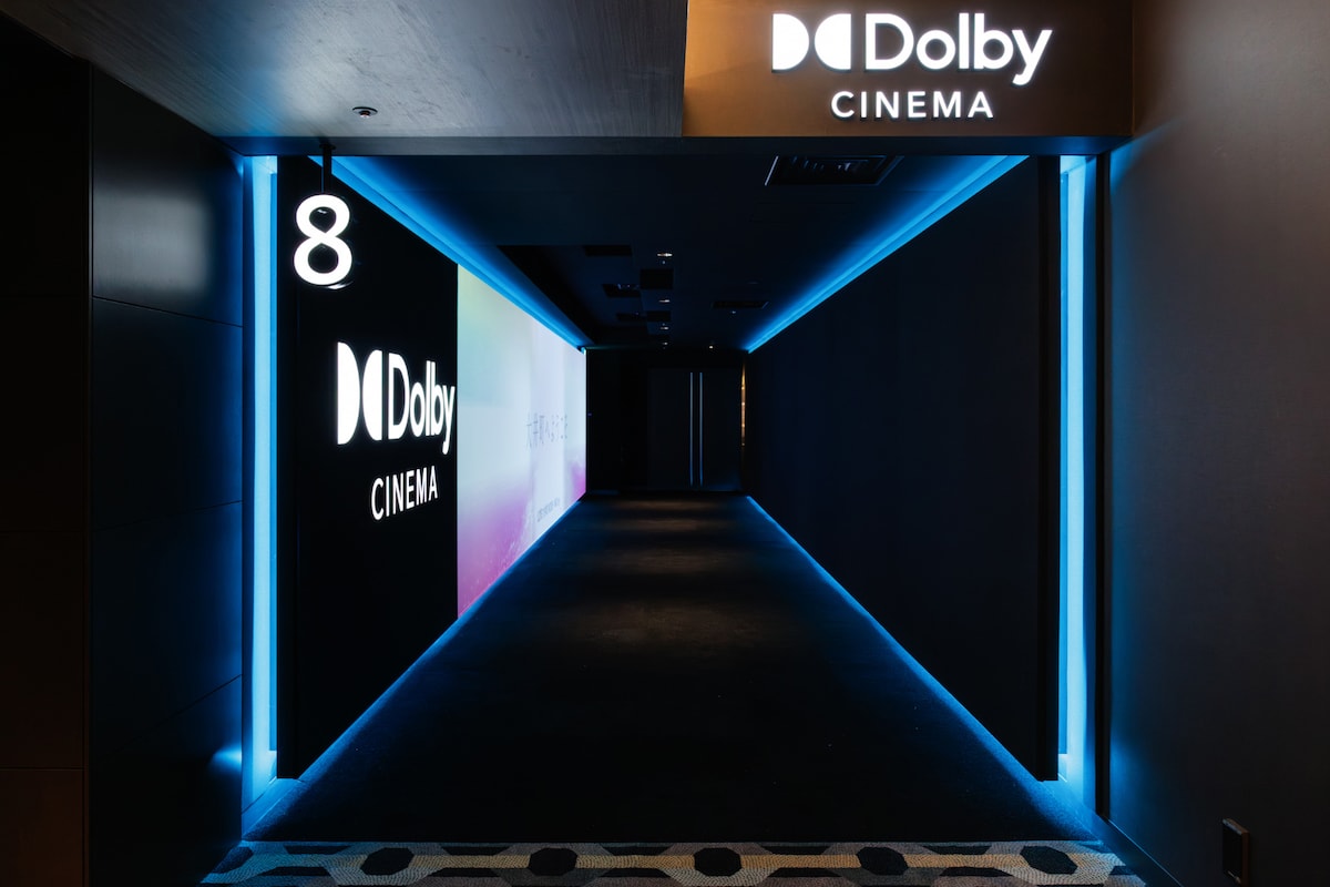 Dolby Cinemaに向かうまでの通路は幻想的な空間に。「これから映画の世界に入っていく」と観客をワクワクさせる仕掛けだ