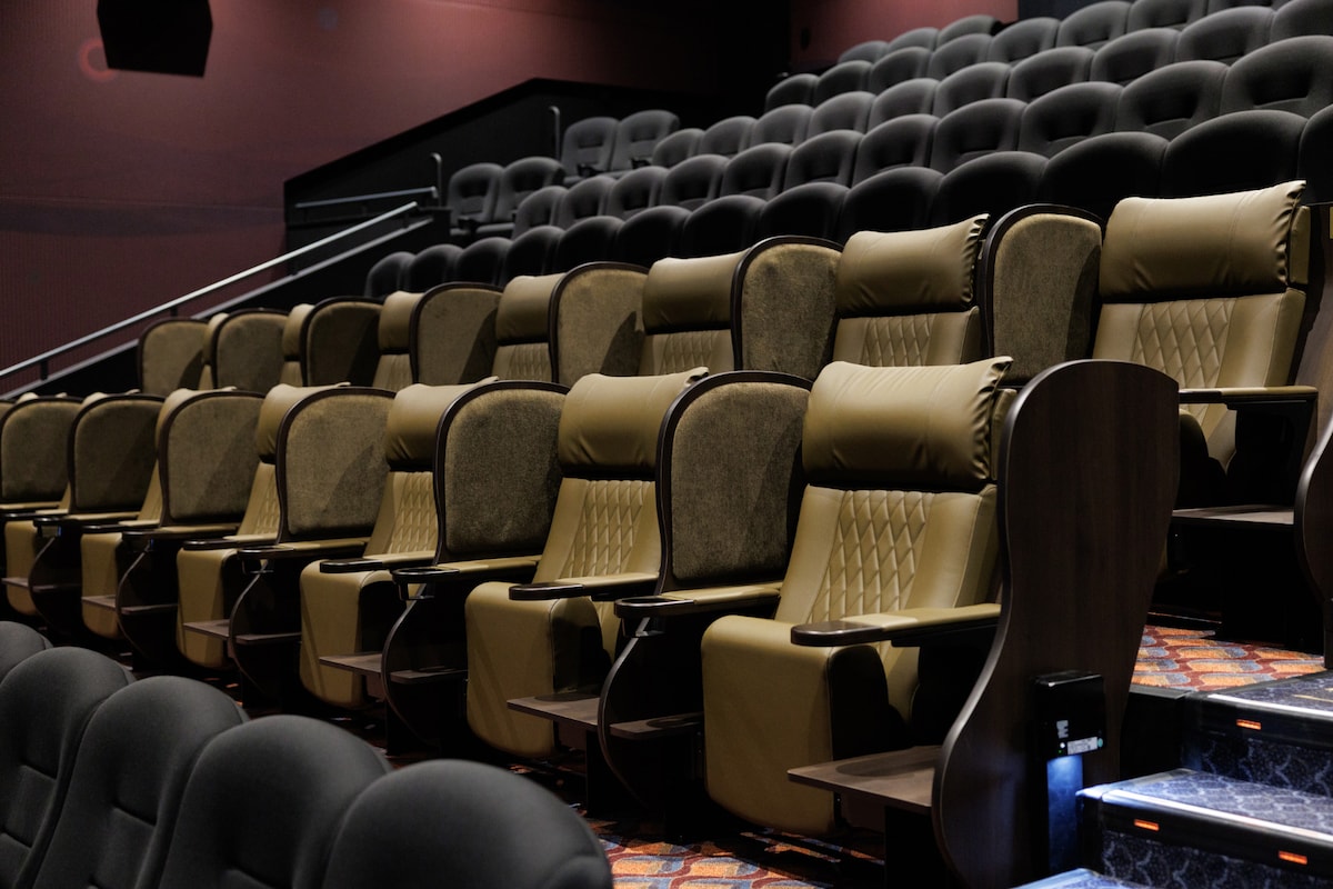 一部のシアターにはプレミアボックスシートを完備。視界を遮るものがない専用エリアで、スクリーンしか目に入らないような設計に。やわらかい革張りのリクライニングシートが観客を映画の世界へ引き込んでいく