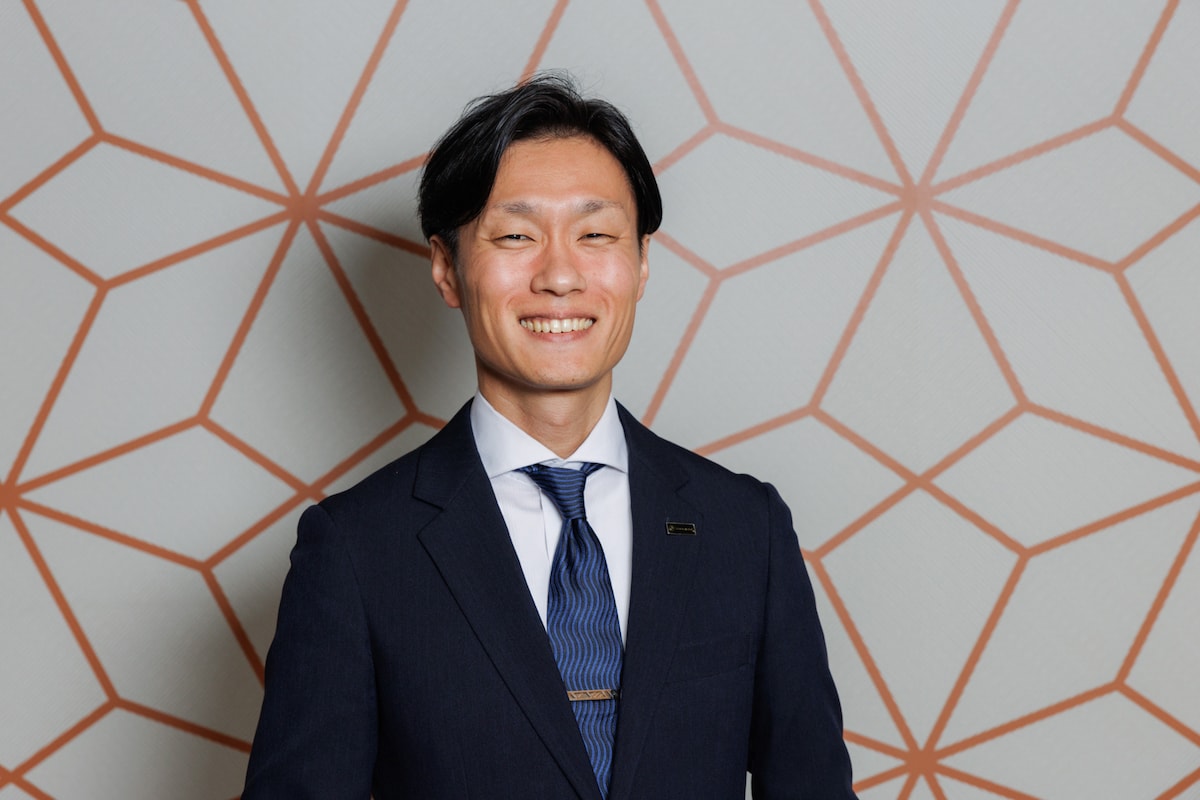 TOHOシネマズ 大井町の支配人・井ノ浦佑太。最後にはリクエストに応えて満面の笑顔を見せてくれた