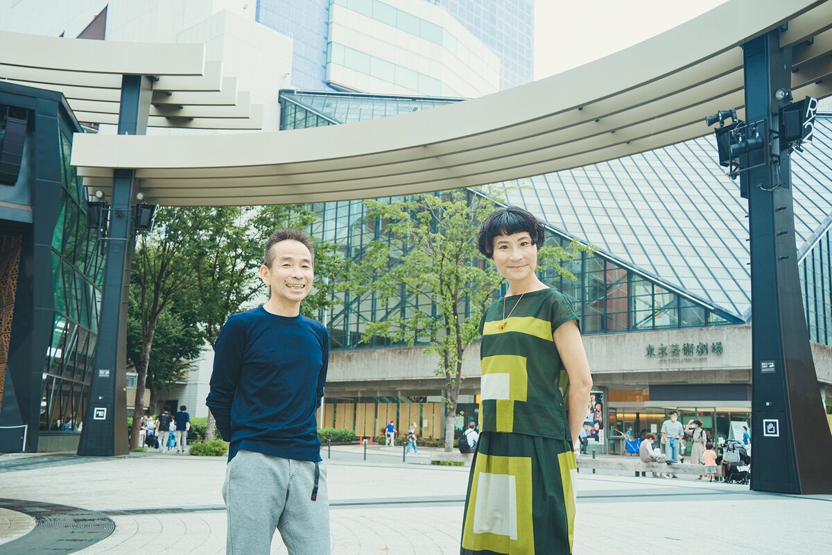 左から小野寺修二、片桐はいり。