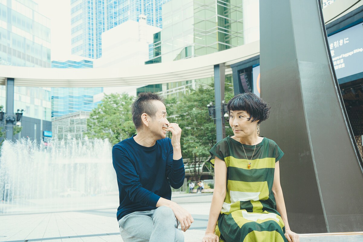 左から小野寺修二、片桐はいり。