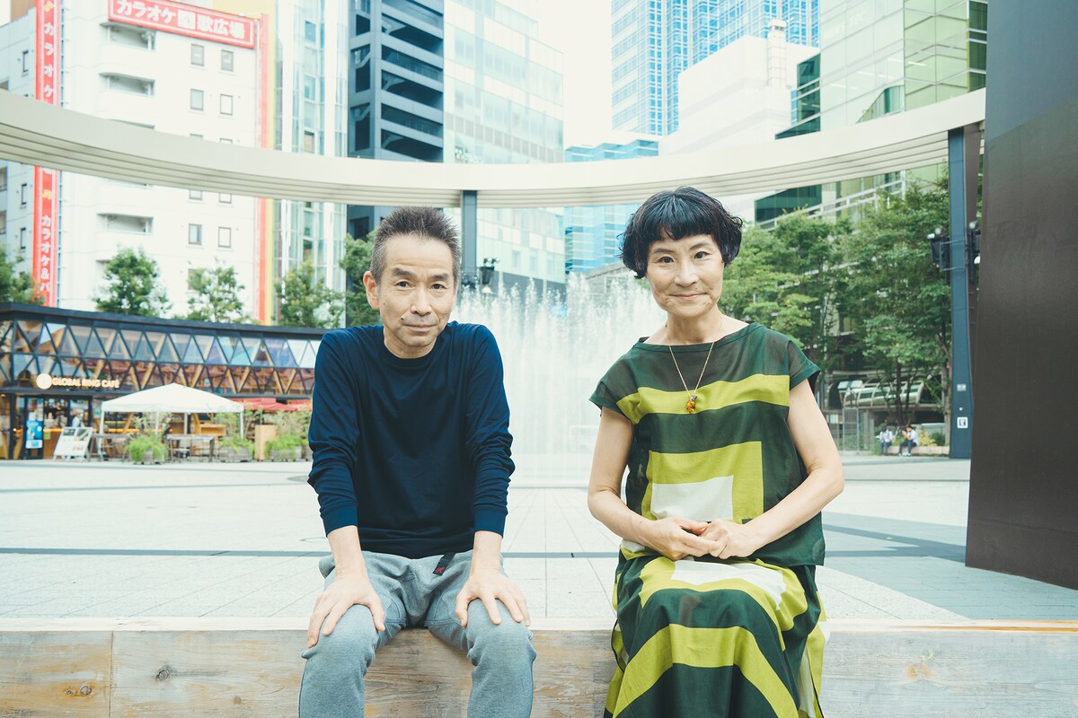 左から小野寺修二、片桐はいり。