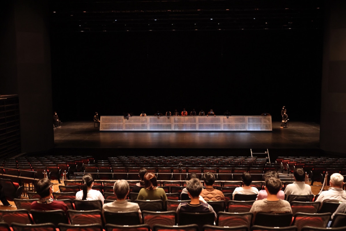 「市民と創造する演劇『階層』～チェルフィッチュの〈映像演劇〉の手法による～」初演より。（Photo by Kaori Itoh）