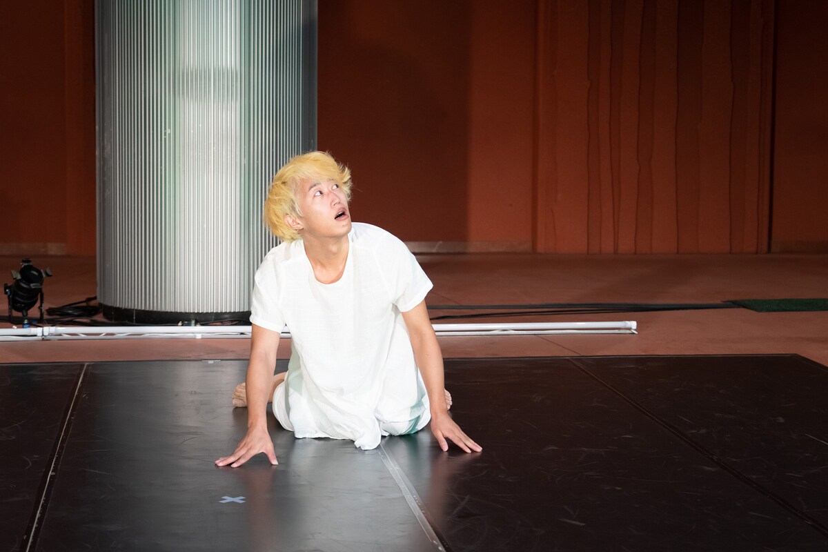 東京芸術祭ファーム2022 Farm-Lab Exhibition パフォーマンス試作発表「『クィア』で『アジア人』であることとは？」より、𠮷澤慎吾。（撮影：松本和幸）