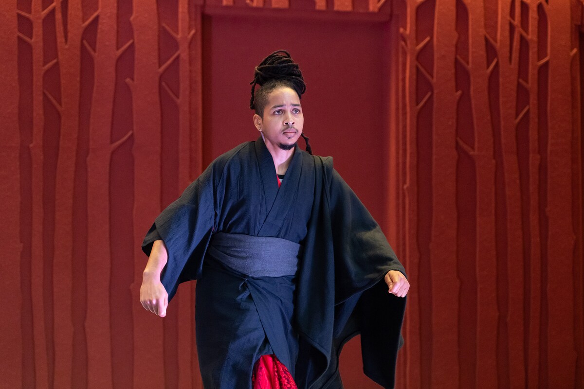 東京芸術祭ファーム2022 Farm-Lab Exhibition パフォーマンス試作発表「『クィア』で『アジア人』であることとは？」より、ノマド。（撮影：松本和幸）