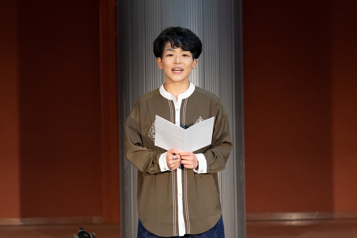 東京芸術祭ファーム2022 Farm-Lab Exhibition パフォーマンス試作発表「『クィア』で『アジア人』であることとは？」より、葵。（撮影：松本和幸）