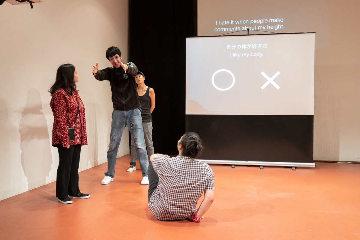 東京芸術祭ファーム2022 Farm-Lab Exhibition パフォーマンス試作発表「Education（in your language）」より。（撮影：松本和幸）