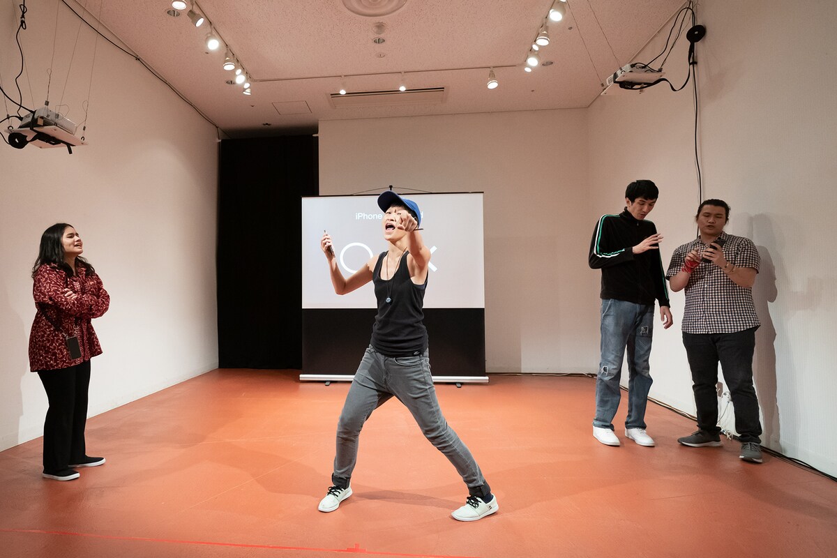 東京芸術祭ファーム2022 Farm-Lab Exhibition パフォーマンス試作発表「Education（in your language）」より。（撮影：松本和幸）