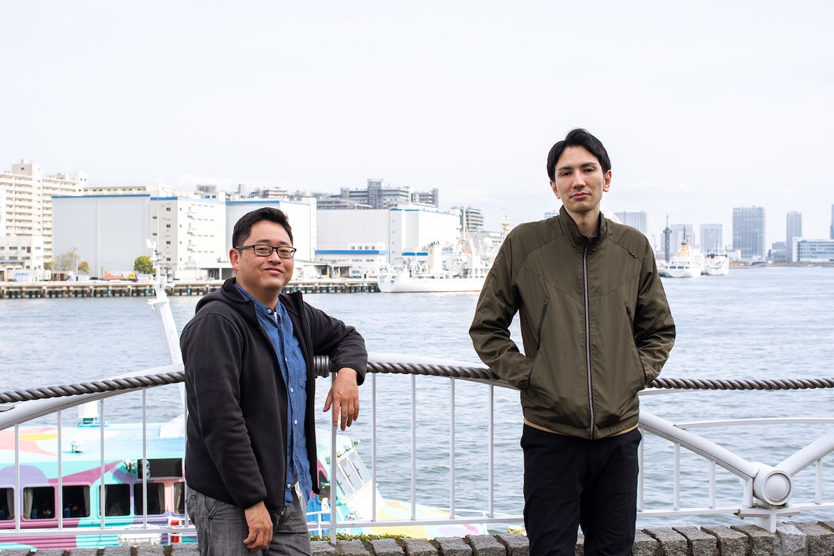 y/nの山﨑健太（左）と橋本清。（撮影：山端拓哉）