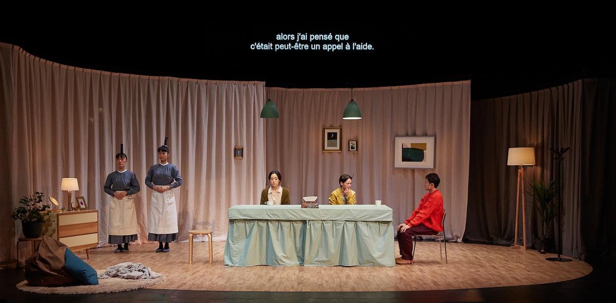 贅沢貧乏「わかろうとはおもっているけど」パリ公演(2022年)より。©︎Pierre Grosbois