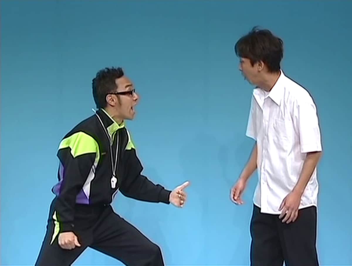 「第4回東京03単独ライブ『夏下手男』」のワンシーン。コント「熱血教師」で角田が教師、飯塚が学生を演じている。