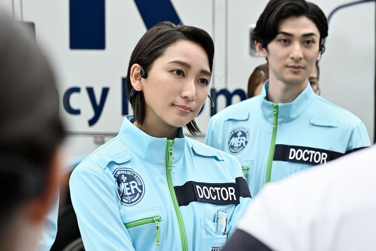 杏演じる鴨居友（中央）。