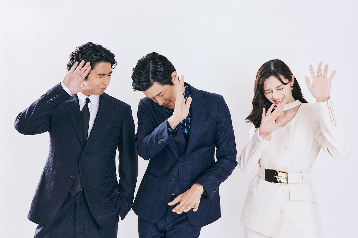 ポージングリクエストに3人仲良く応じる様子。左から賀来賢人、鈴木亮平、中条あやみ。