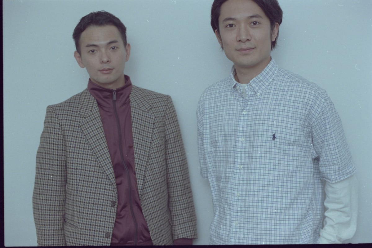 左から玉置周啓（MONO NO AWARE）、友田オレ。
