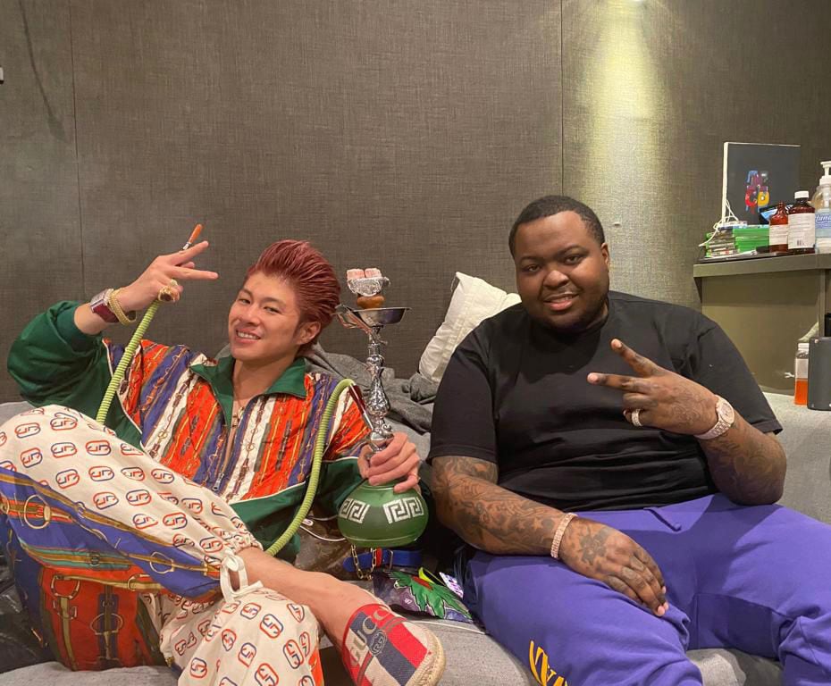 左からTOMORO、ショーン・キングストン（写真提供：TOMORO）。