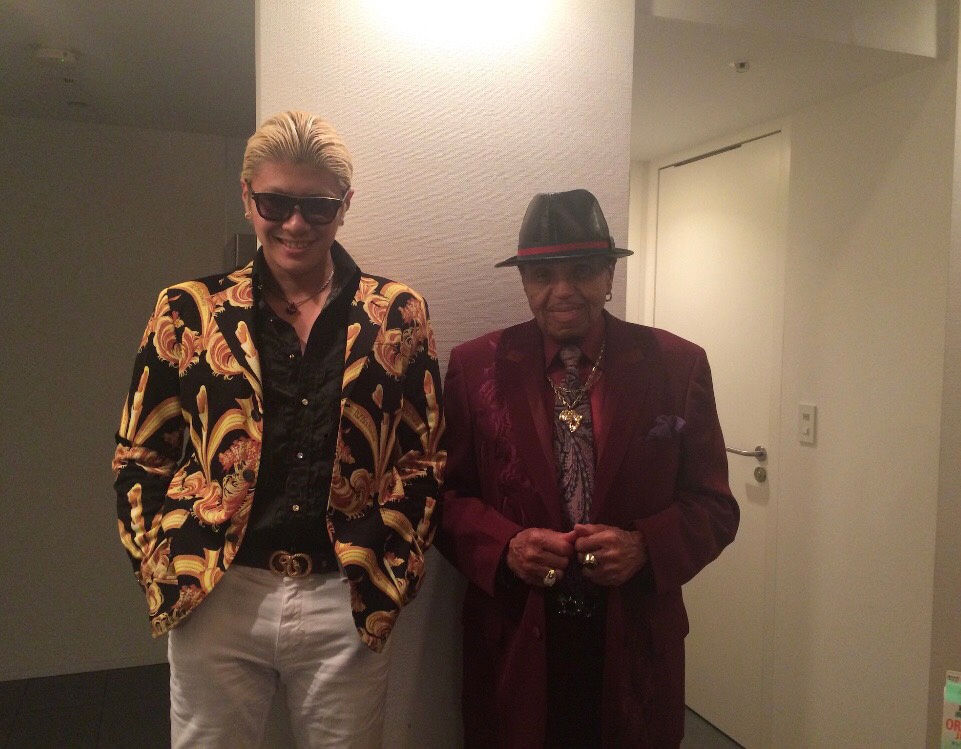 右はマイケル・ジャクソンの父親、ジョセフ・ジャクソン（写真提供：TOMORO）。
