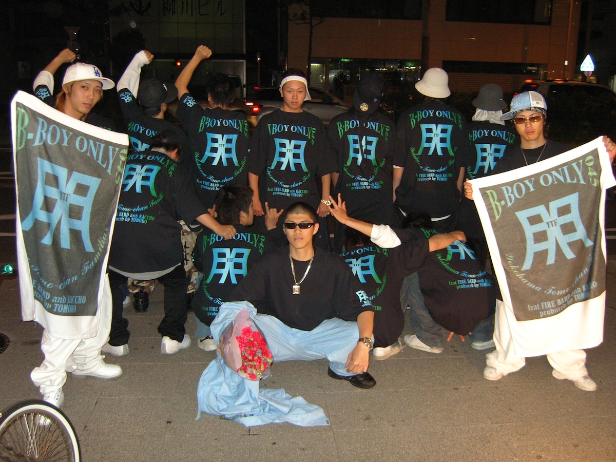 Y.T.F.（横浜朋ちゃんファミリア）集合写真。中央が当時16歳のTOMORO（写真提供：TOMORO）。