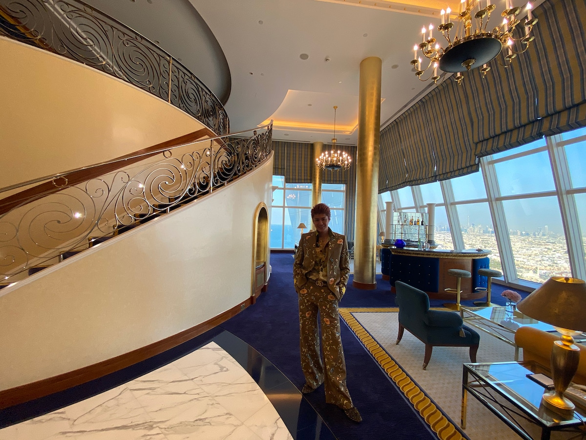 ドバイの最高級ホテル、ブルジュアルアラブの1泊200万円のスイートルームにて（写真提供：TOMORO）。