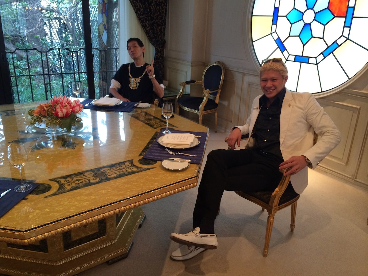 左からDJ YUTAKA、TOMORO（写真提供：TOMORO）。