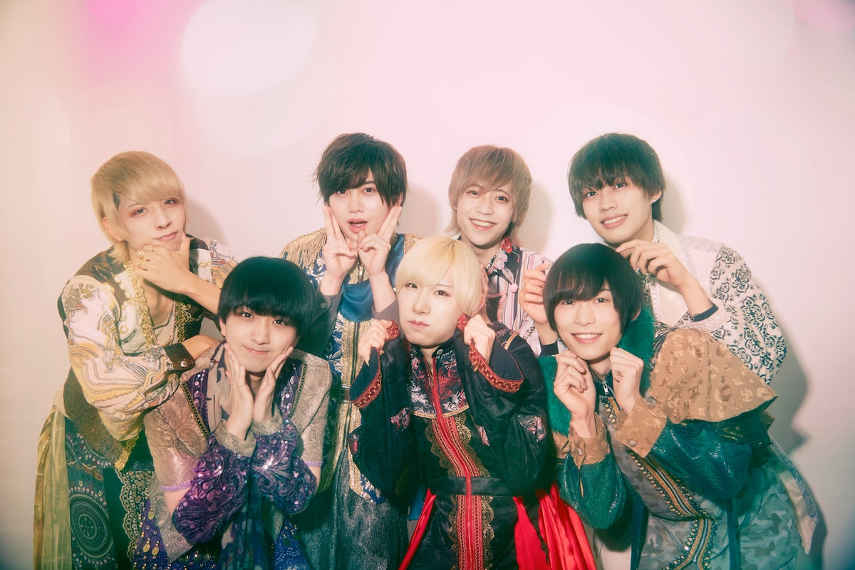 隣のアイツに恋してる！。左上から時計回りに南千菜、杉崎廉、一ノ瀬百、黒木将星、早乙女るい、瀬渕優、岩原伶音。