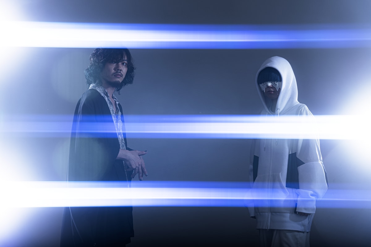 左からTOOBOE、yama。