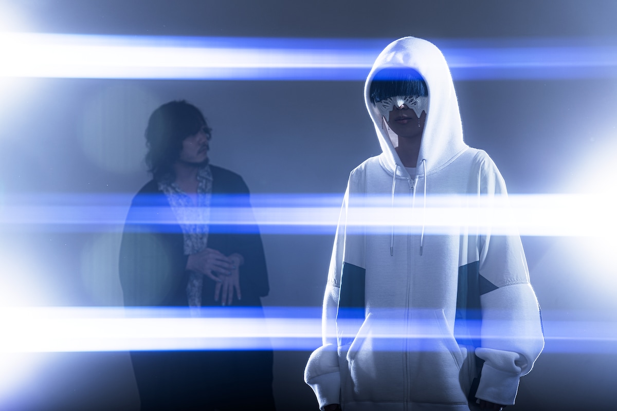 左からTOOBOE、yama。