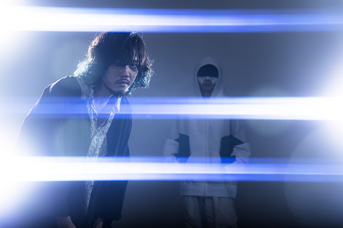 左からTOOBOE、yama。