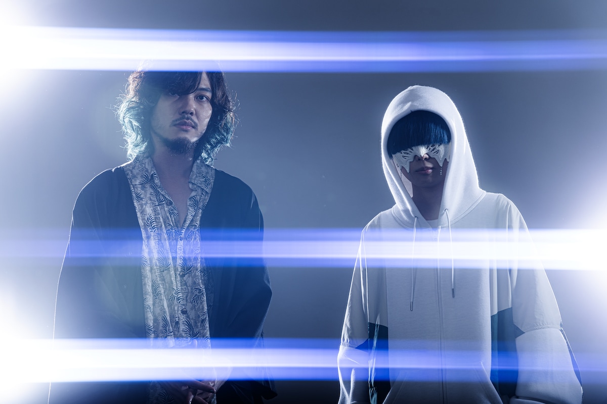 左からTOOBOE、yama。