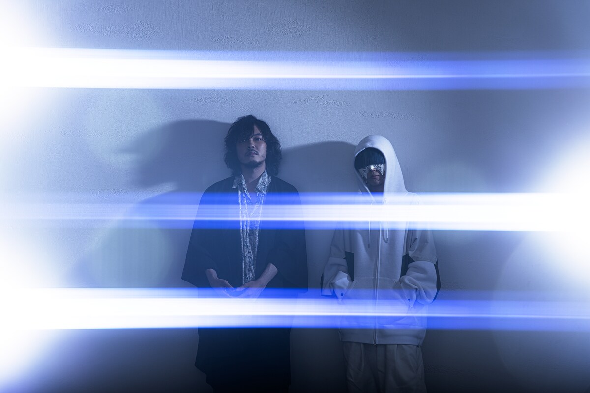 左からTOOBOE、yama。