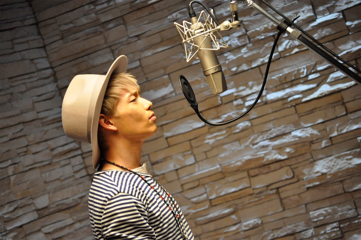 2015年8月リリース「Good bye 大切な人。」レコーディング風景よりeyeron（Vo）。