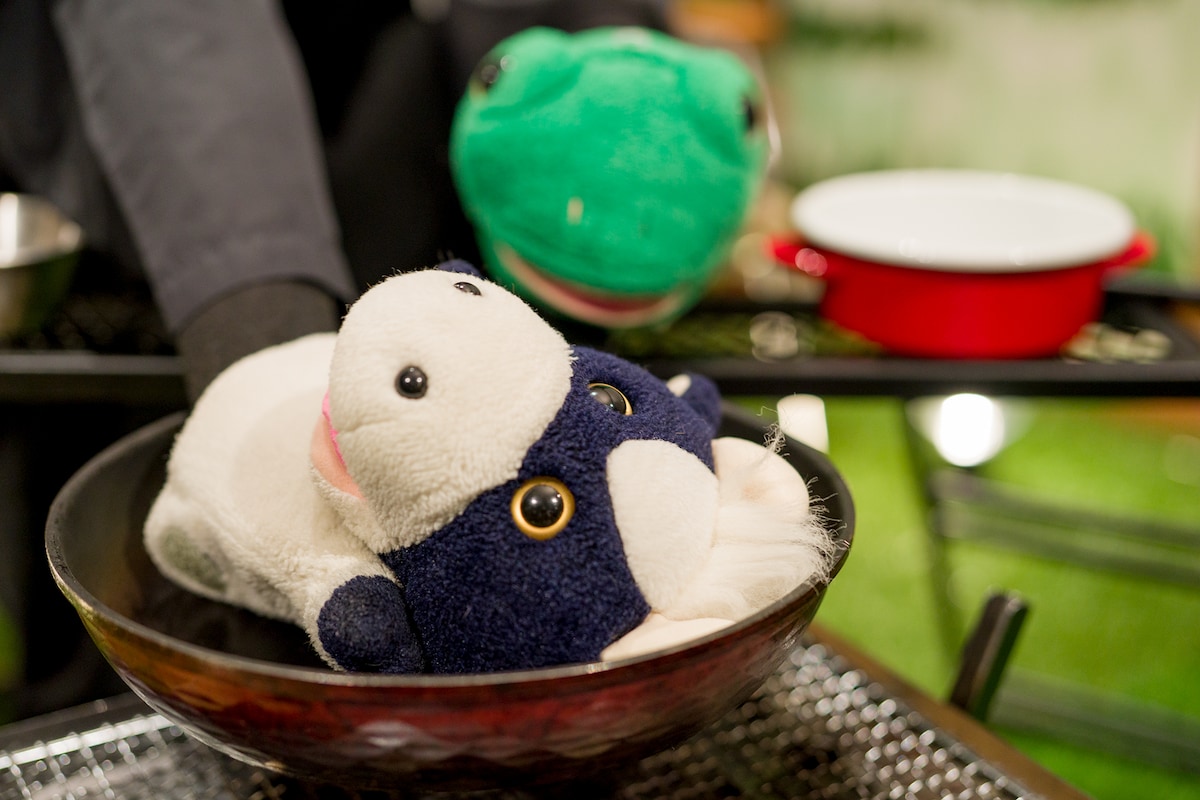 うしくんを焼こうとするカエルくん。